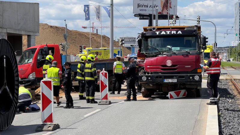Čtyři zranění po střetu náklaďáků na stavbě v Praze